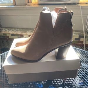 New in Box Franco Sarto Oreste Ankle Boots 7 Taupe